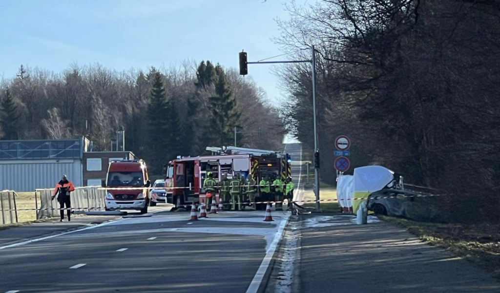 Spa : un avion rate son atterrissage et percute une voiture ! 