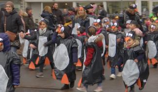 Un carnaval haut en couleurs malgré la grisaille pour les enfants de Verviers