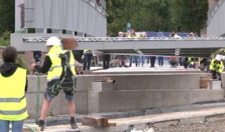 La passerelle du RAVeL au-dessus de la Sauvenière a été posée ce matin