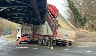 Spa : un camion heurte un pont de chemin de fer avec sa benne!